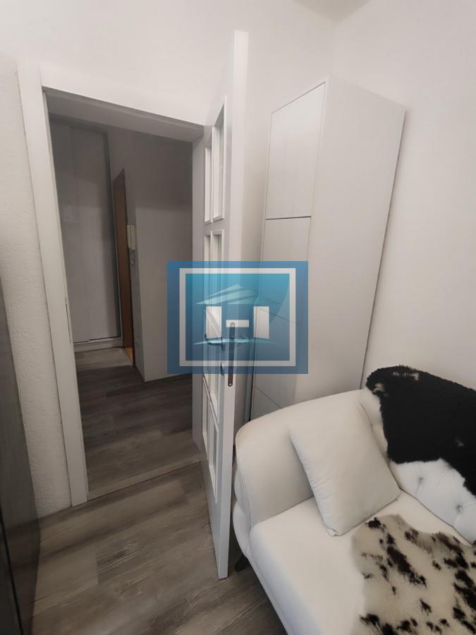 NAMEŠEN JEDNOSOBAN STAN NIŽE SPRATNOSTI U CENTRU JAGODINE