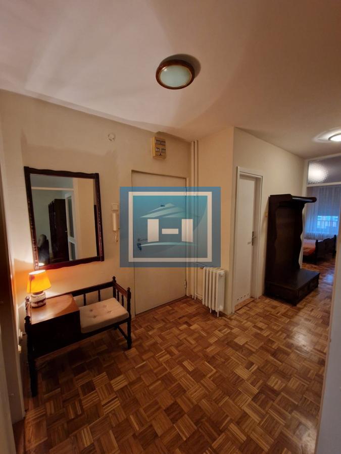 Vračar (Crveni krst) – renoviran stan sa slobodnim parkingom