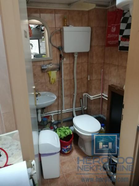 hitna prodaja dva spojena lokala povoljno  u centru grada!!!