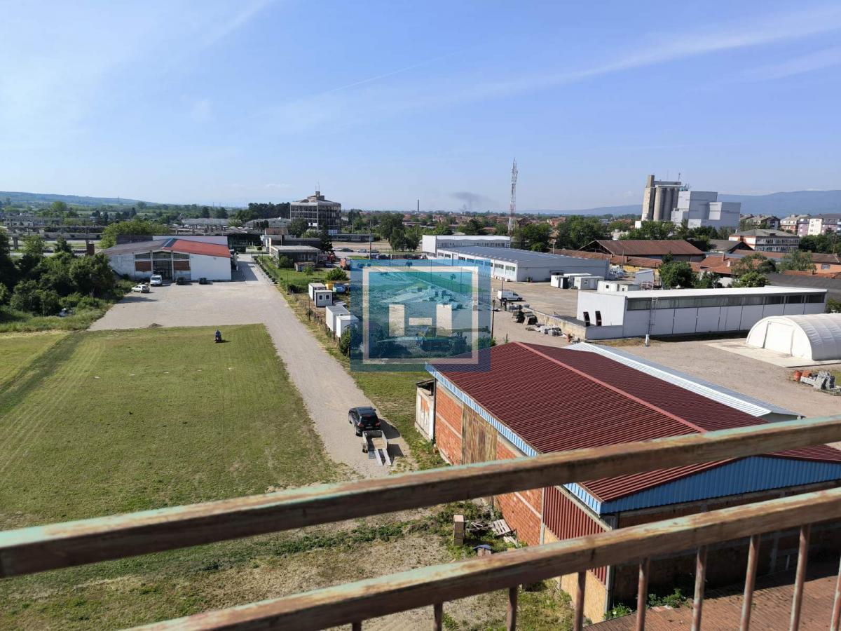 Idealna prilika! Stan sa terasom i pogledom u mirnom delu grada