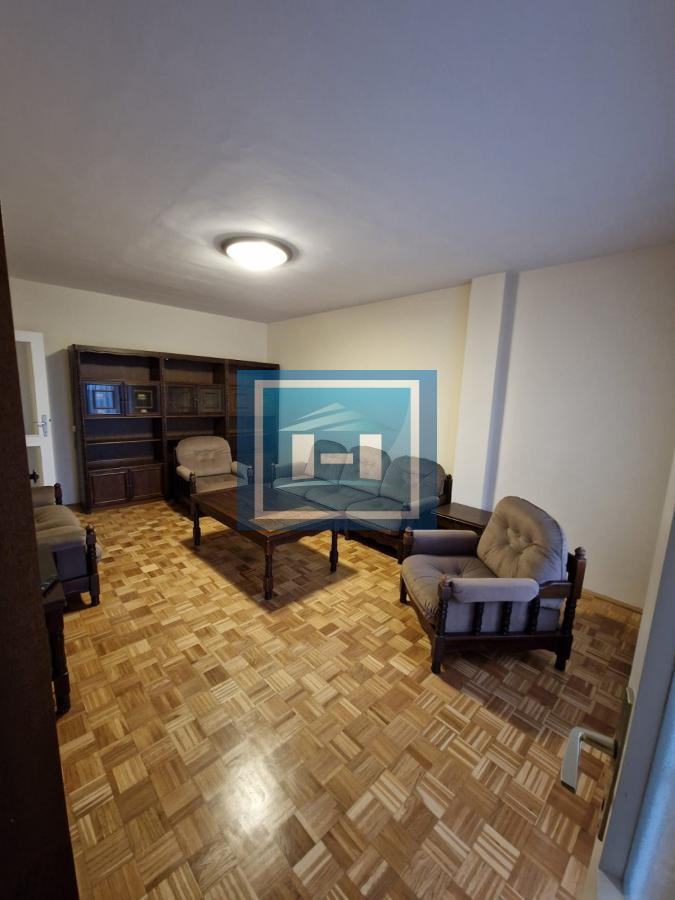 Vračar (Crveni krst) – renoviran stan sa slobodnim parkingom