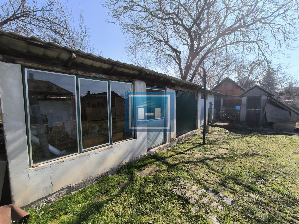 Na prodaju dve kuće sa garažom na 5.85 ari placa