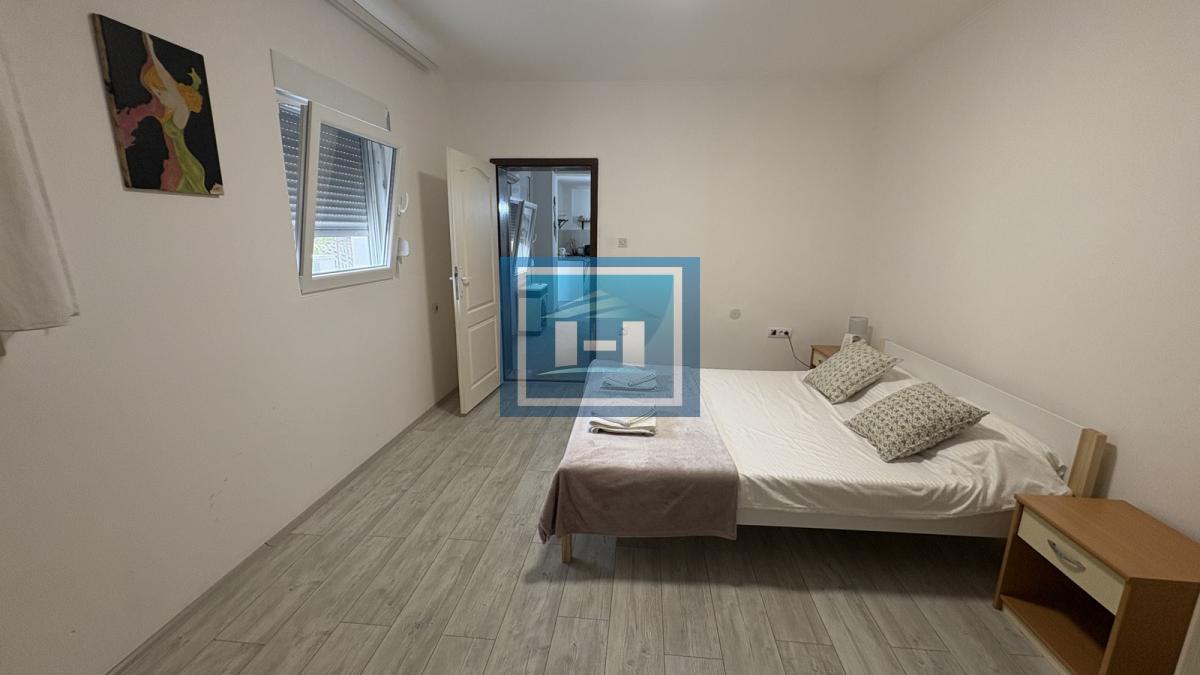 NAŠA TOPLA PREPORUKA – RENOVIRANA PRIZEMNA KUĆA U MIRNOM DELU GRADA SA UREĐENIM DVORIŠTEM