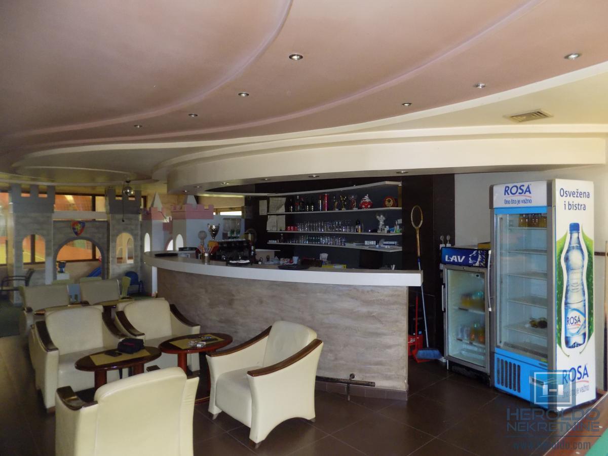 NA PRODAJU – BALON ZA FUDBAL SA KOMPLETNIM INVENTAROM