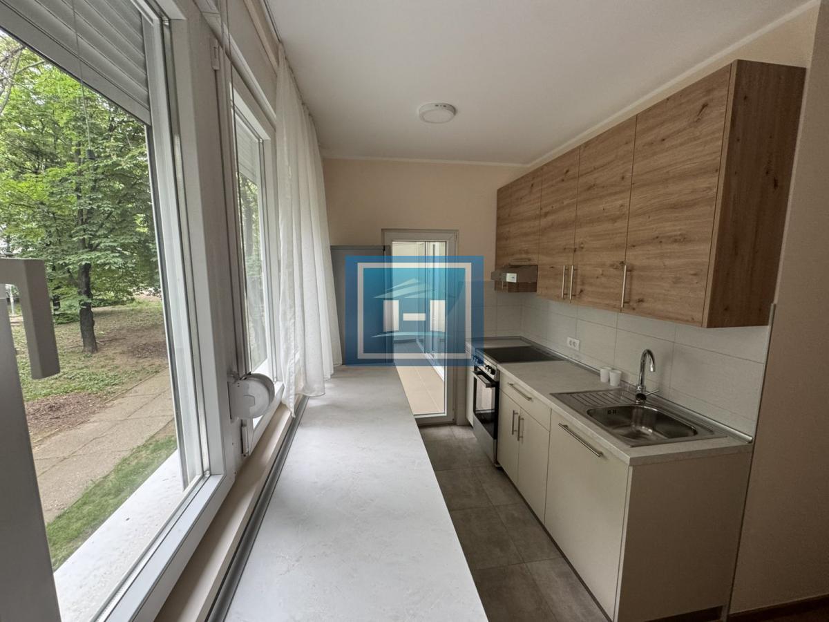 Prelep stan na Voždovcu – terasa + parking + prvi sprat!