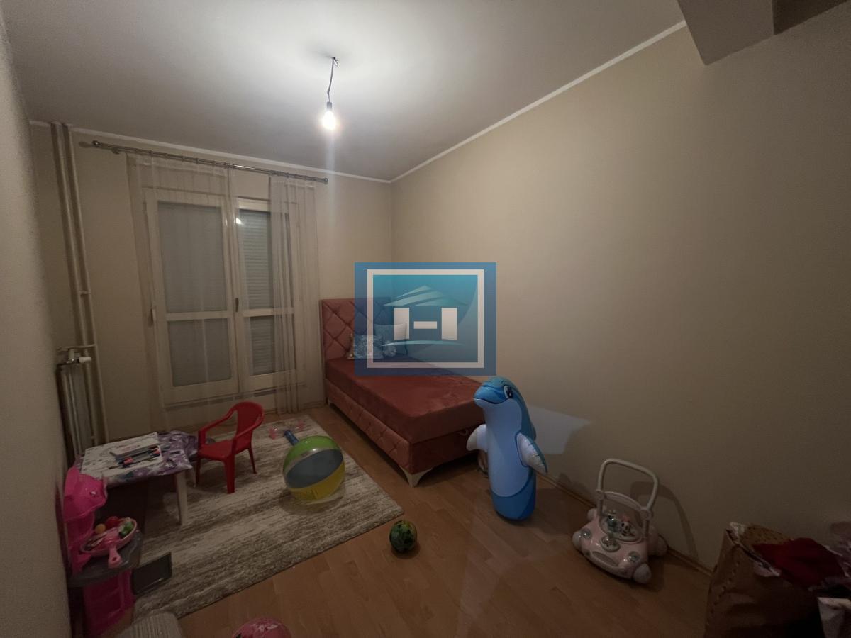 NASLOV: STAN KOJI OSVAJA NA PRVI POGLED — CENTAR, STIL I TRI SPAVAĆE SOBE!