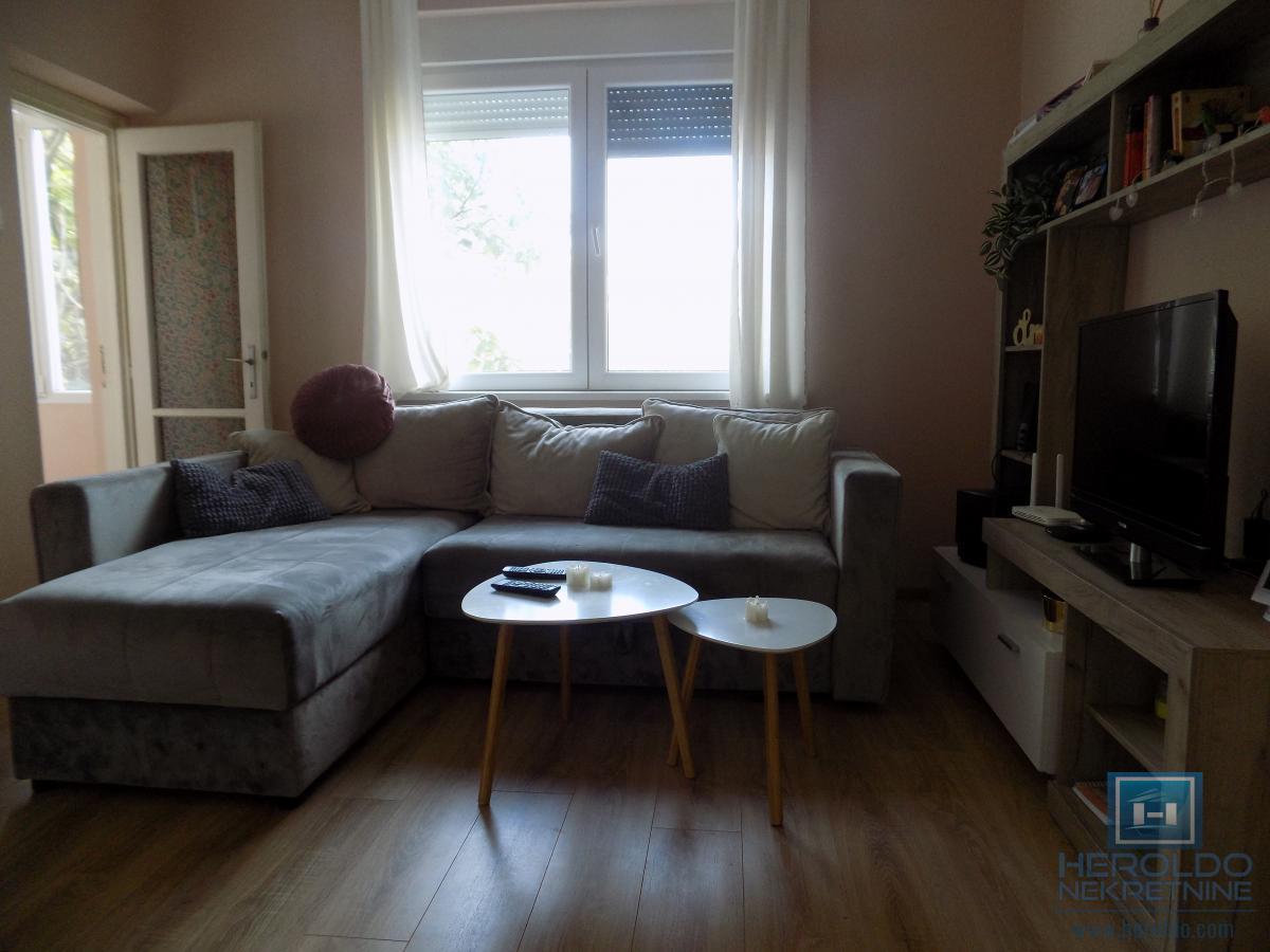 Stan za izdavanje u samom centru-odlična lokacija i spratnost!