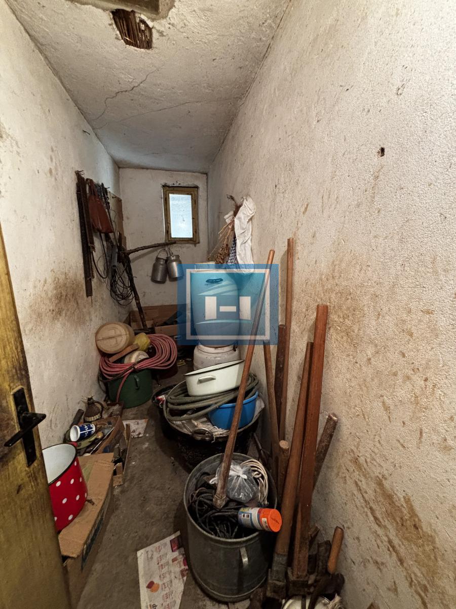 Kuća i plac na periferiji grada-Majur