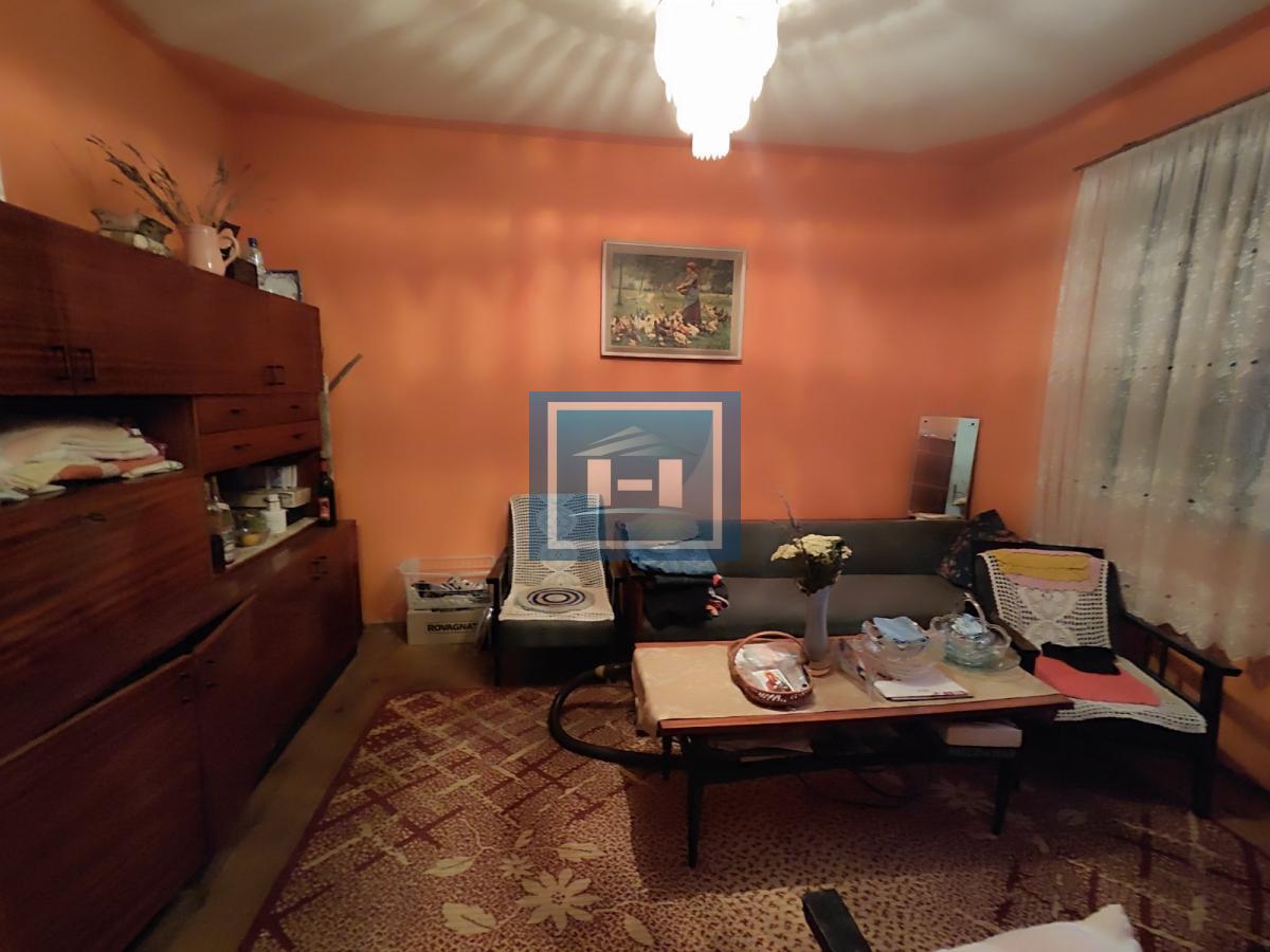 Useljiva porodična prizemna kuća na 2 km od grada