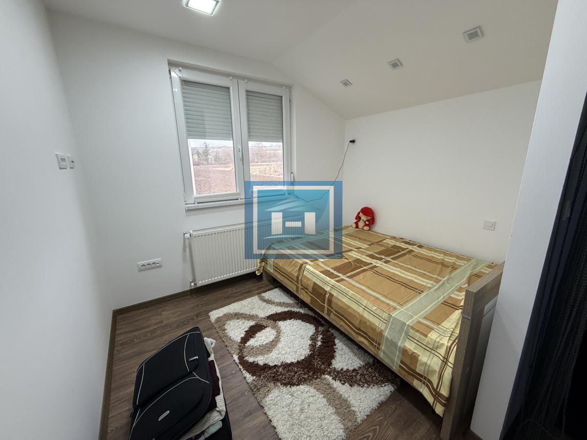 Dve kuće u Glavincima sa velikim imanjem -samo 8 km od grada