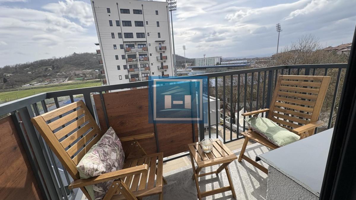 Na prodaju kompletno nameštena garsonjera površine 29 m² sa terasom