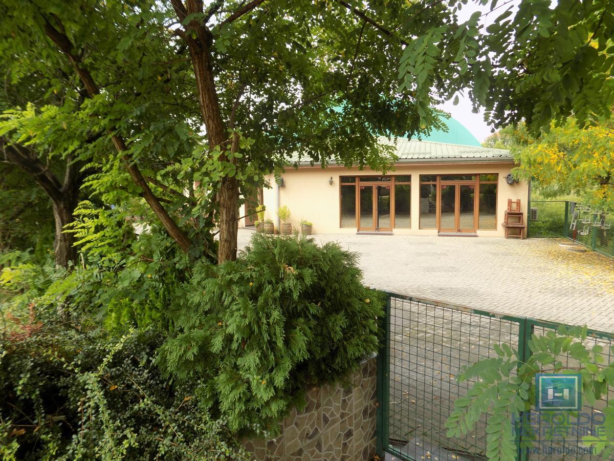 NA PRODAJU – BALON ZA FUDBAL SA KOMPLETNIM INVENTAROM