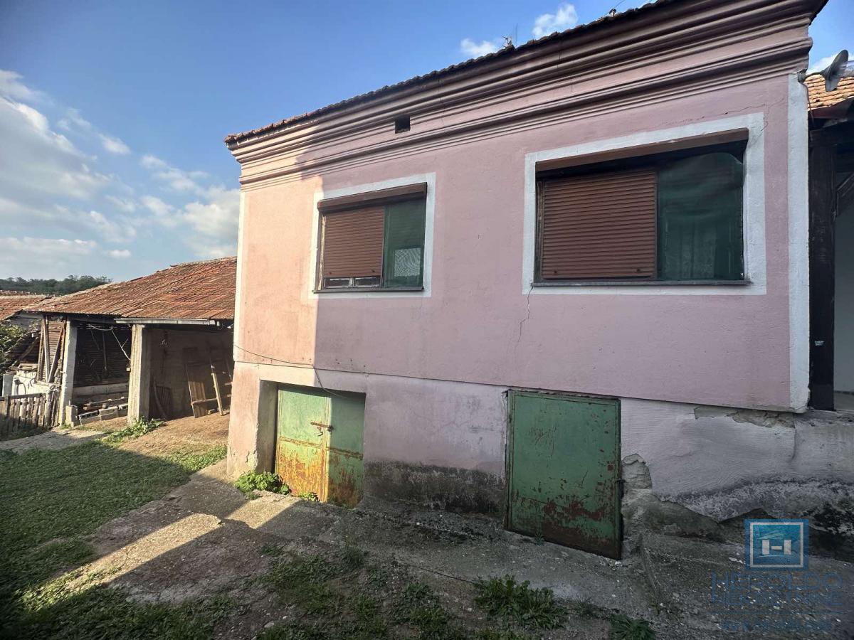 Na prodaju kuća sa pomoćnim objektima u Senju