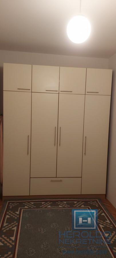 Trosoban, lepo opremljen stan u centru grada