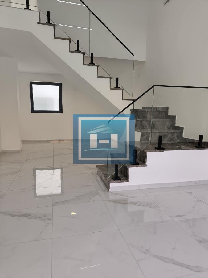 Luksuzna kuća sa dodatnim objektom – spoj elegancije, funkcionalnosti i prestižne lokacije