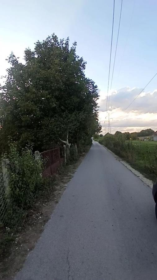 Parcela za izgradnju sa svim priključcima i uknjiženim objektom za adaptaciju u Crvenim livadama