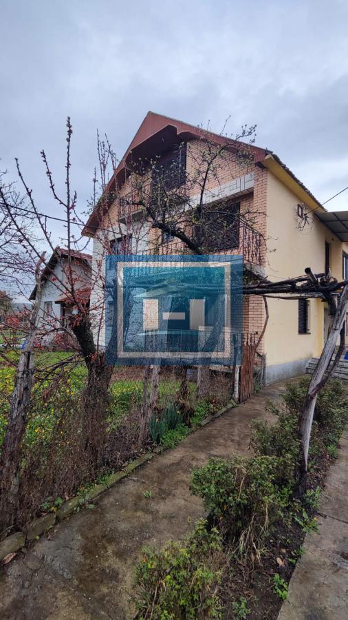 Kuća u centralnom delu Batočine pogodna za višečlane porodice