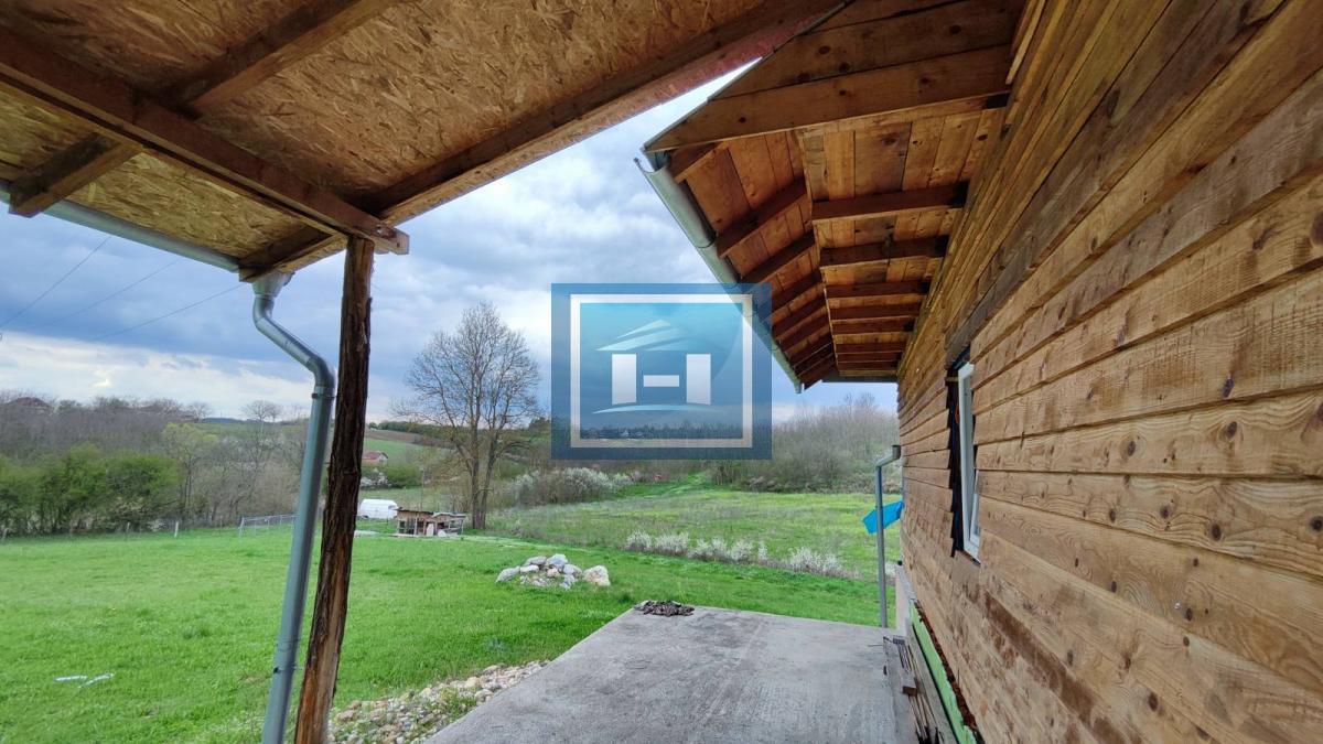 Kuća na parceli od 10 hektara zemlje u okolini Batočine