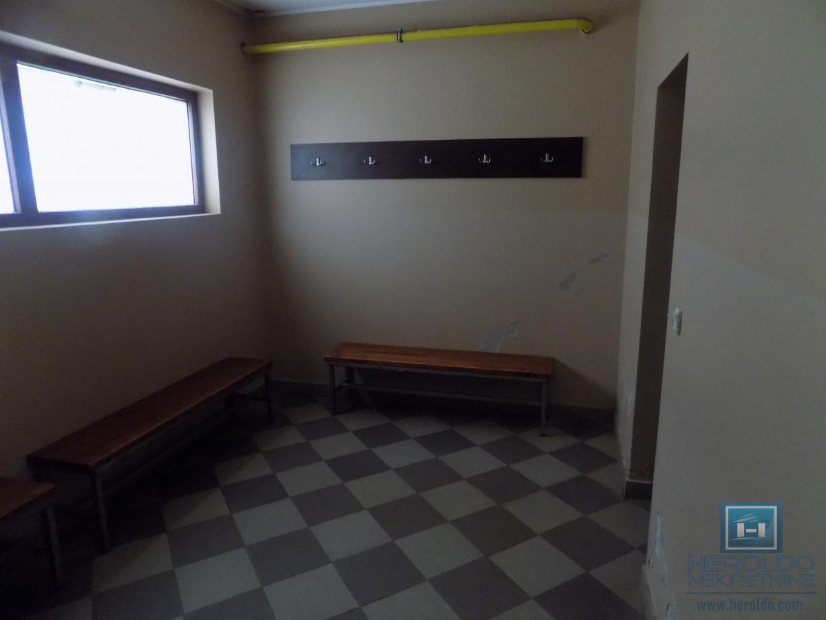 NA PRODAJU – BALON ZA FUDBAL SA KOMPLETNIM INVENTAROM