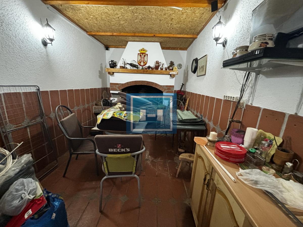 Kompletno seosko domaćinstvo na 7 km od Jagodine