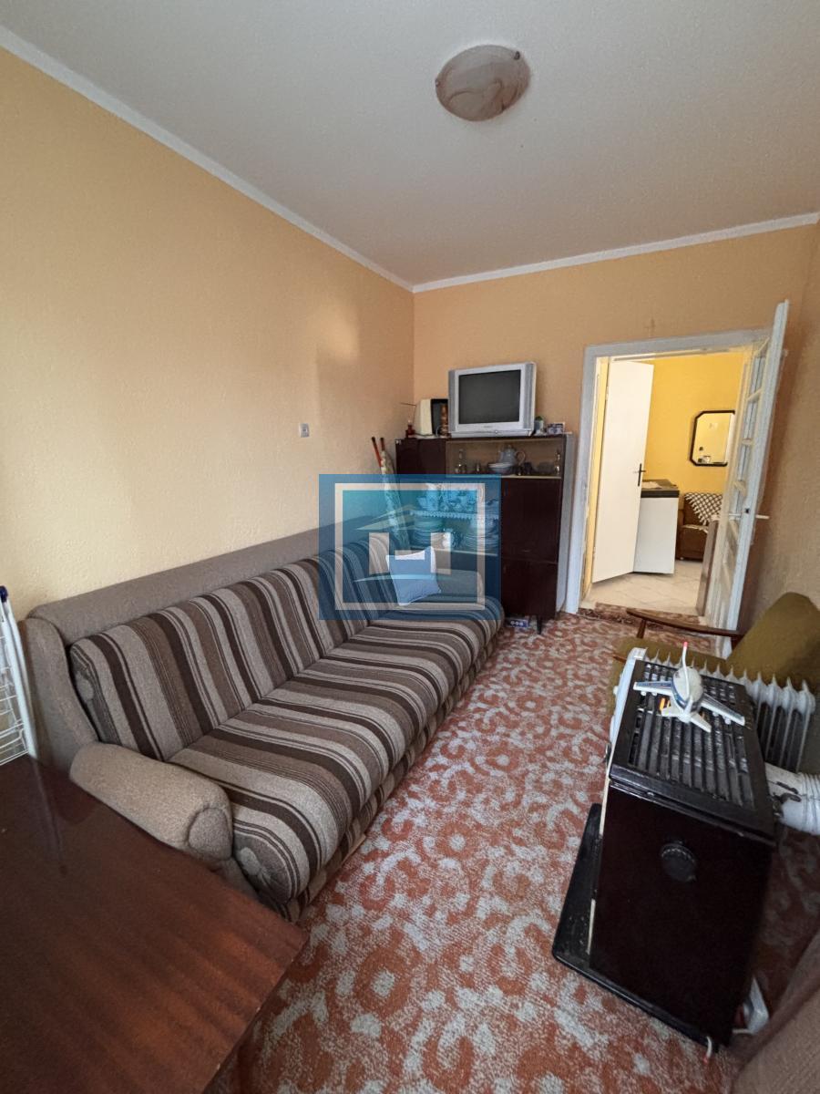 Dve useljive kuće u samom centru sela!!!