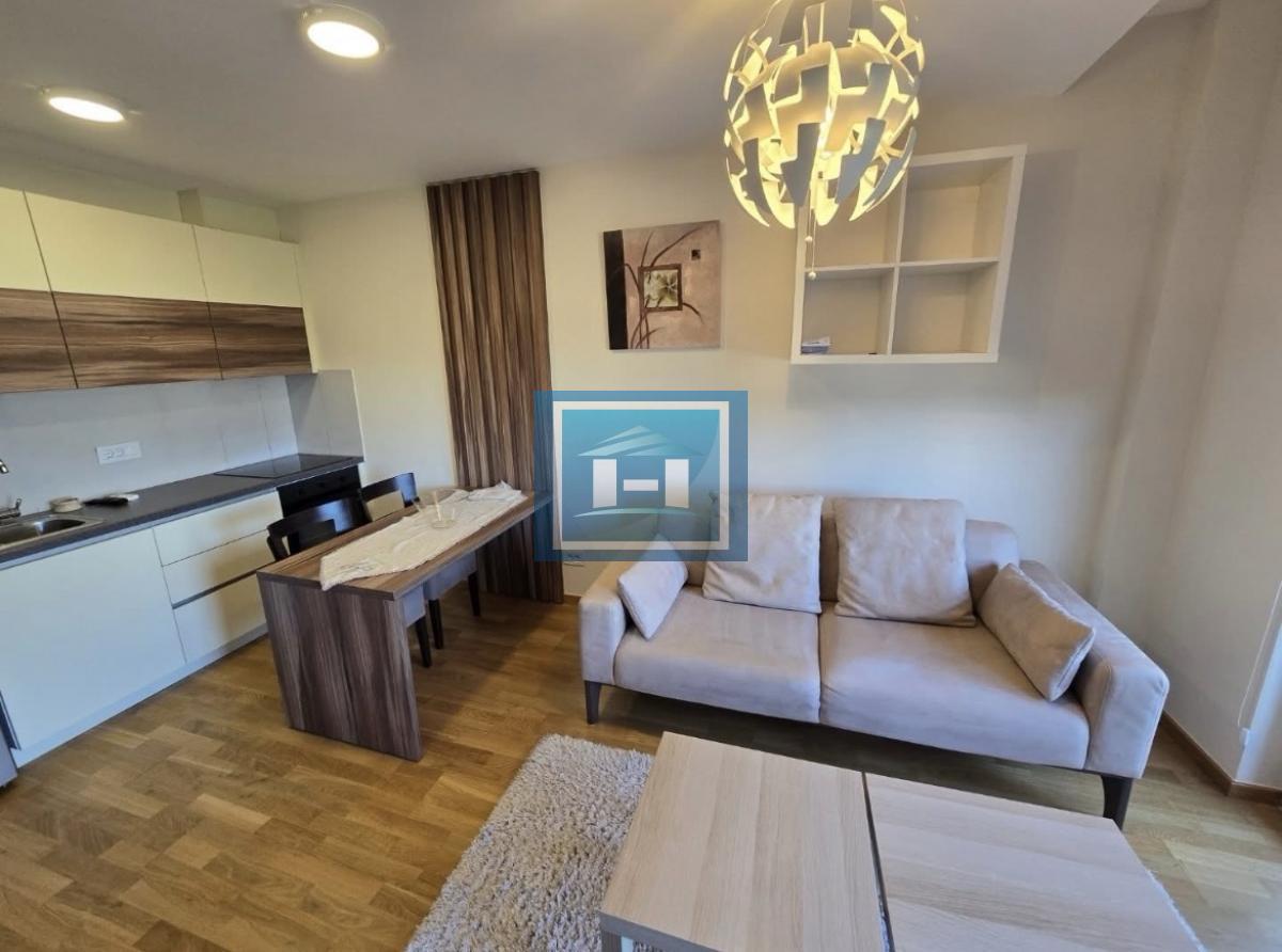 Prelepo opremljen jednosoban stan u centru grada – spreman za useljenje!