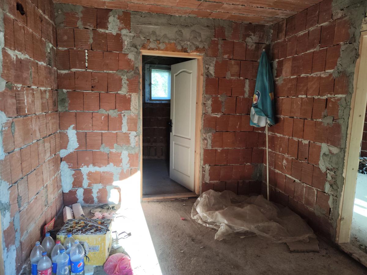 Novija,komforna kuća uz glavni put