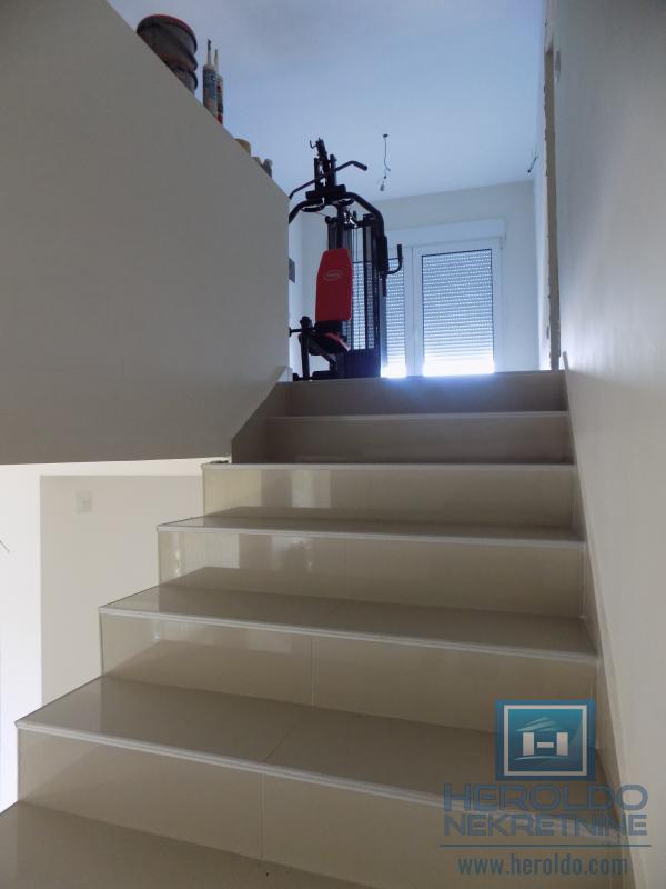 MODERNA KUĆA U MIRNOM DELU GRADA