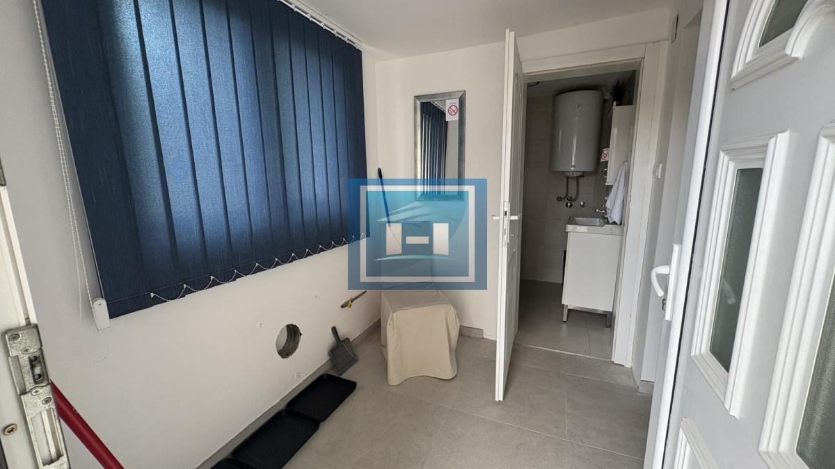 NAŠA TOPLA PREPORUKA – RENOVIRANA PRIZEMNA KUĆA U MIRNOM DELU GRADA SA UREĐENIM DVORIŠTEM