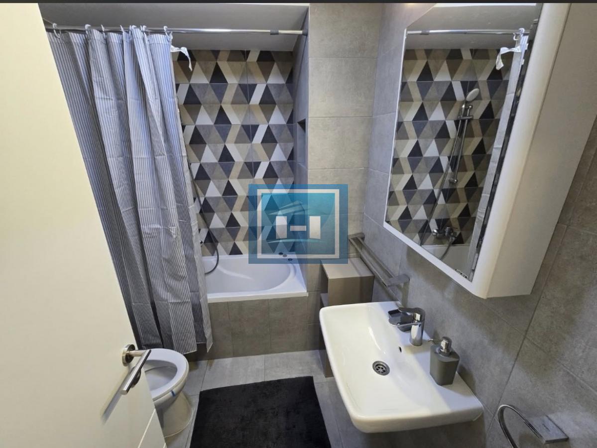 Prelepo opremljen jednosoban stan u centru grada – spreman za useljenje!