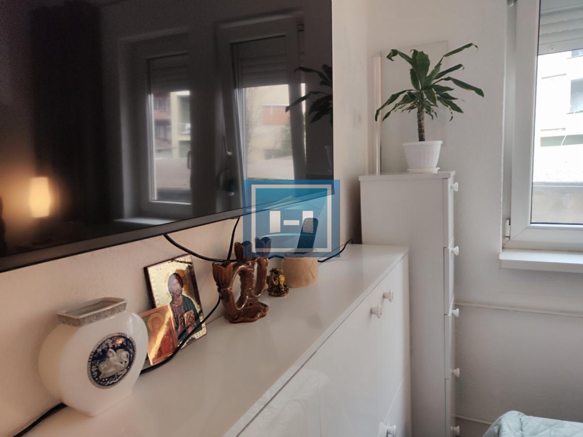 NAMEŠEN JEDNOSOBAN STAN NIŽE SPRATNOSTI U CENTRU JAGODINE