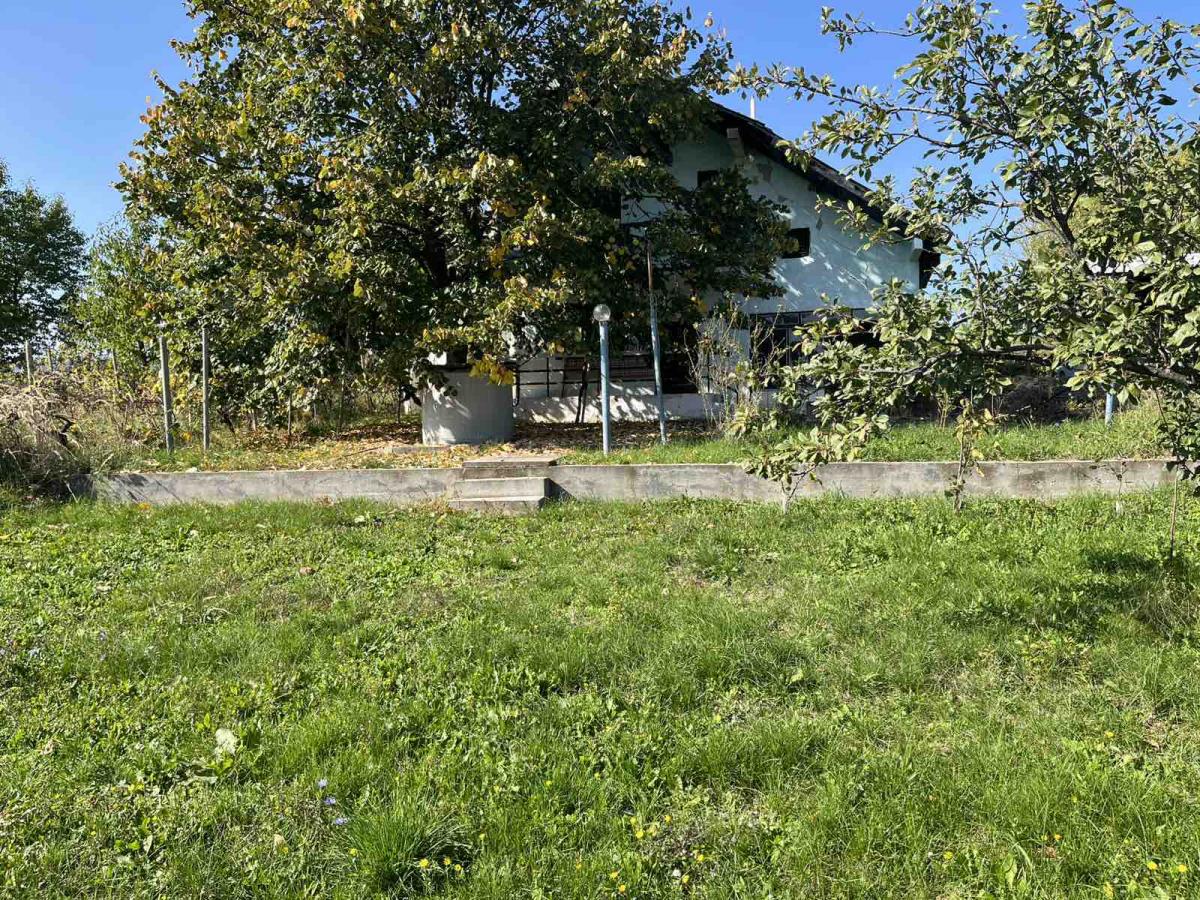 Vikendica sa prelepim pogledom okružena zelenilom.