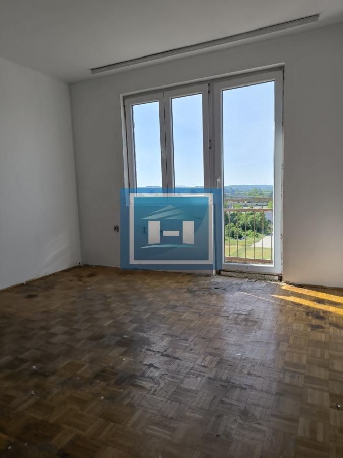 Idealna prilika! Stan sa terasom i pogledom u mirnom delu grada