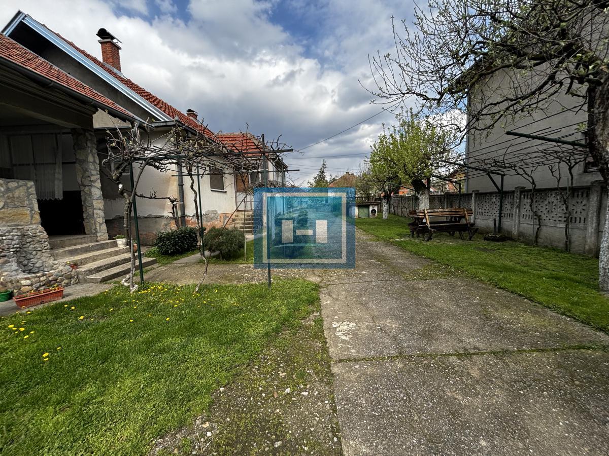 Kompletno seosko domaćinstvo na 7 km od Jagodine