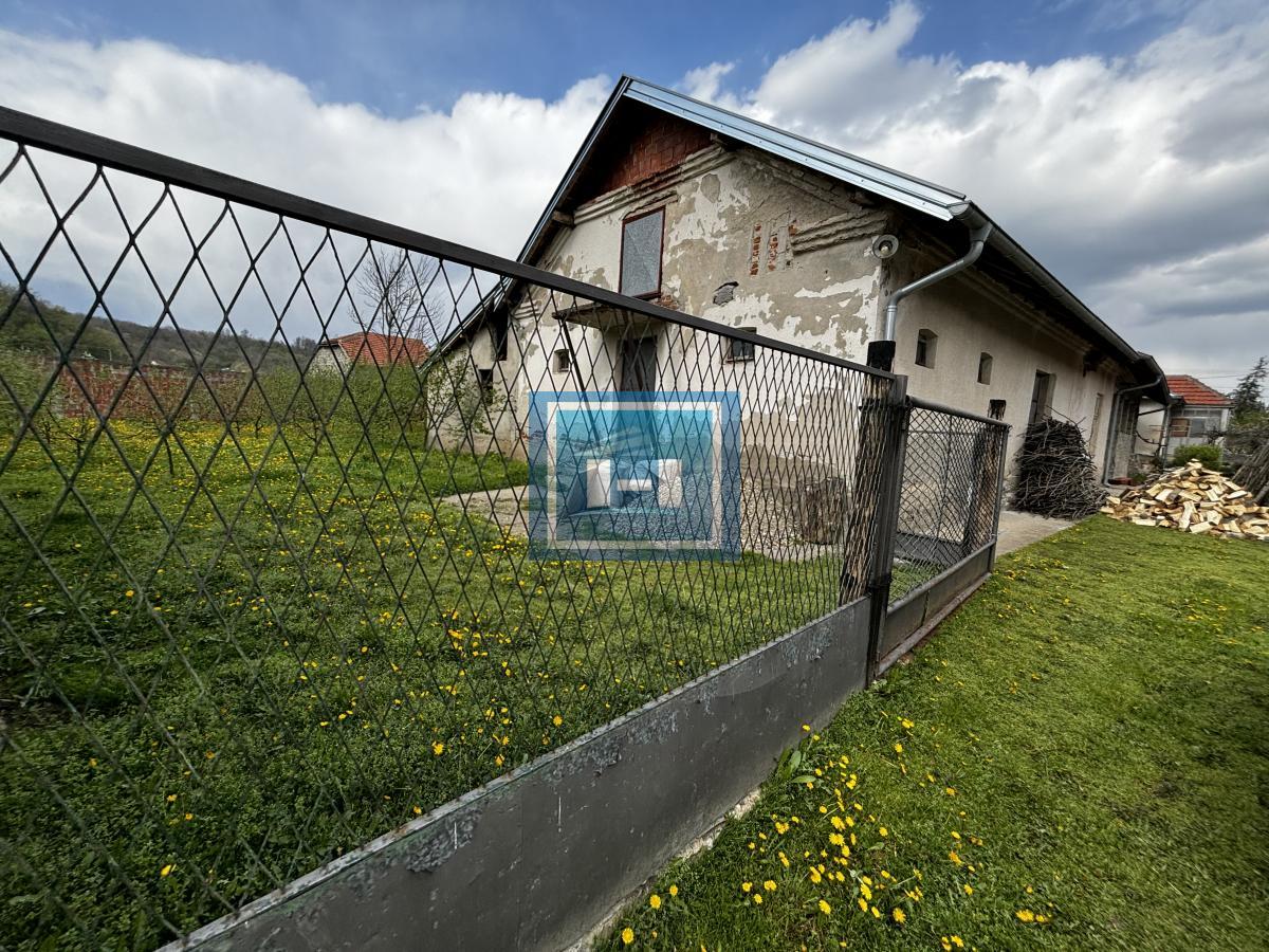 Kompletno seosko domaćinstvo na 7 km od Jagodine