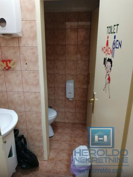 hitna prodaja dva spojena lokala povoljno  u centru grada!!!