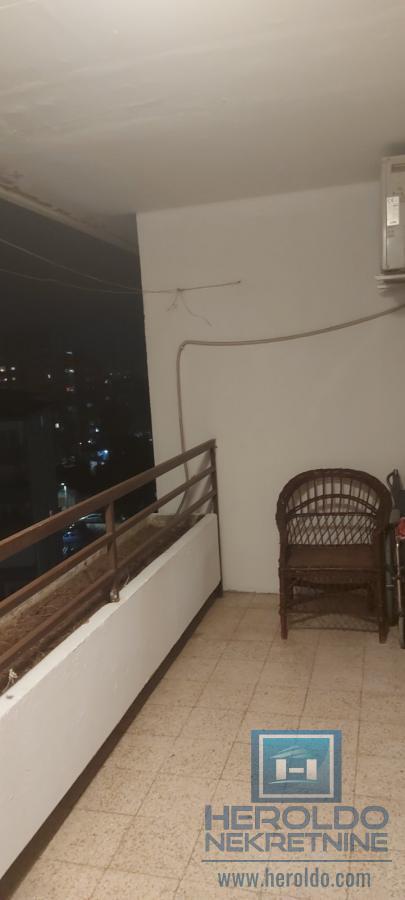 Trosoban, lepo opremljen stan u centru grada