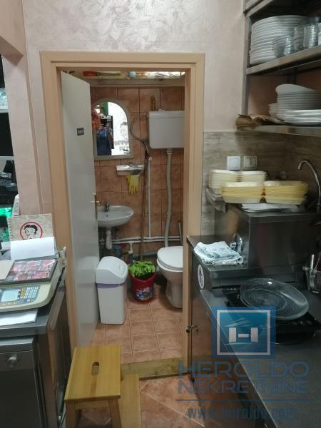 hitna prodaja dva spojena lokala povoljno  u centru grada!!!