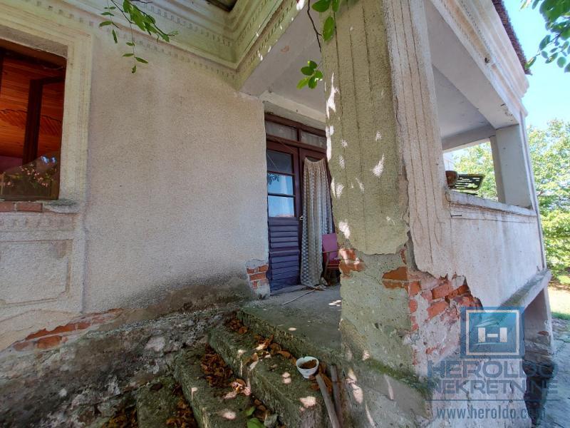 Kuća za renoviranje u Majuru sa pomoćnim objektom do glavnog puta