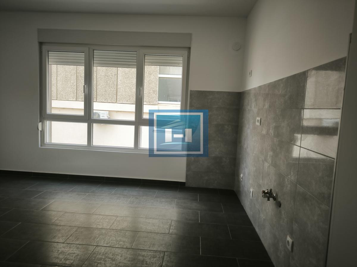 IZDAJE SE NOV, PROSTRAN STAN U CENTRU ĆUPRIJE – IDEALAN ZA PORODICE, FIRME I PRIVATNE DELATNOSTI