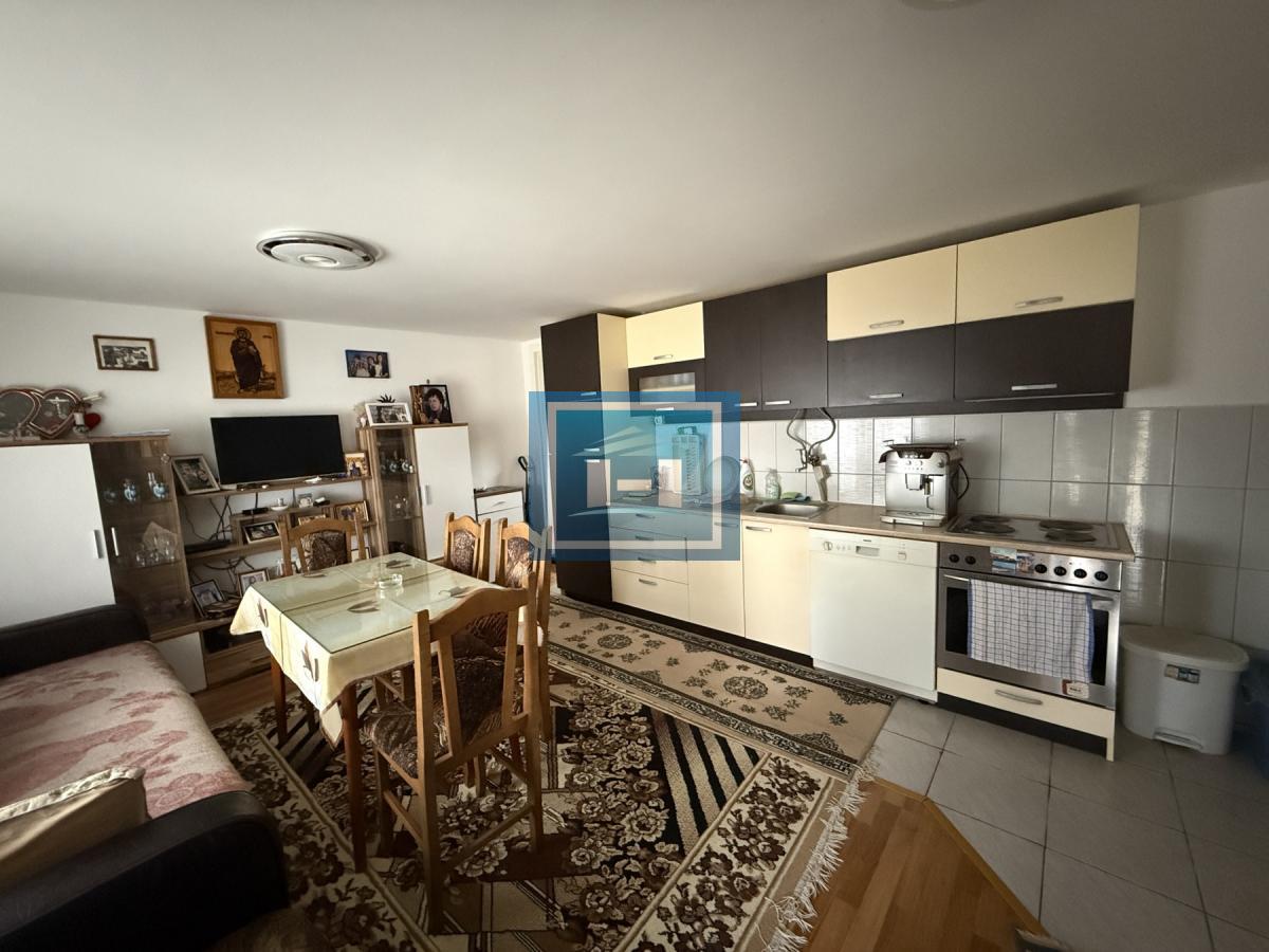 Dve kuće u Glavincima sa velikim imanjem -samo 8 km od grada