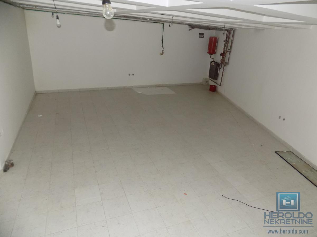 Izdaje se lokal u prizemlju u samom centru grada-deljiv na dva manja lokala