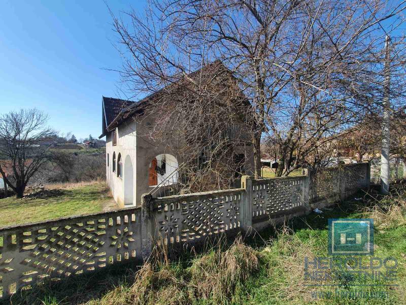 Kuća u Voljavču, kod škole