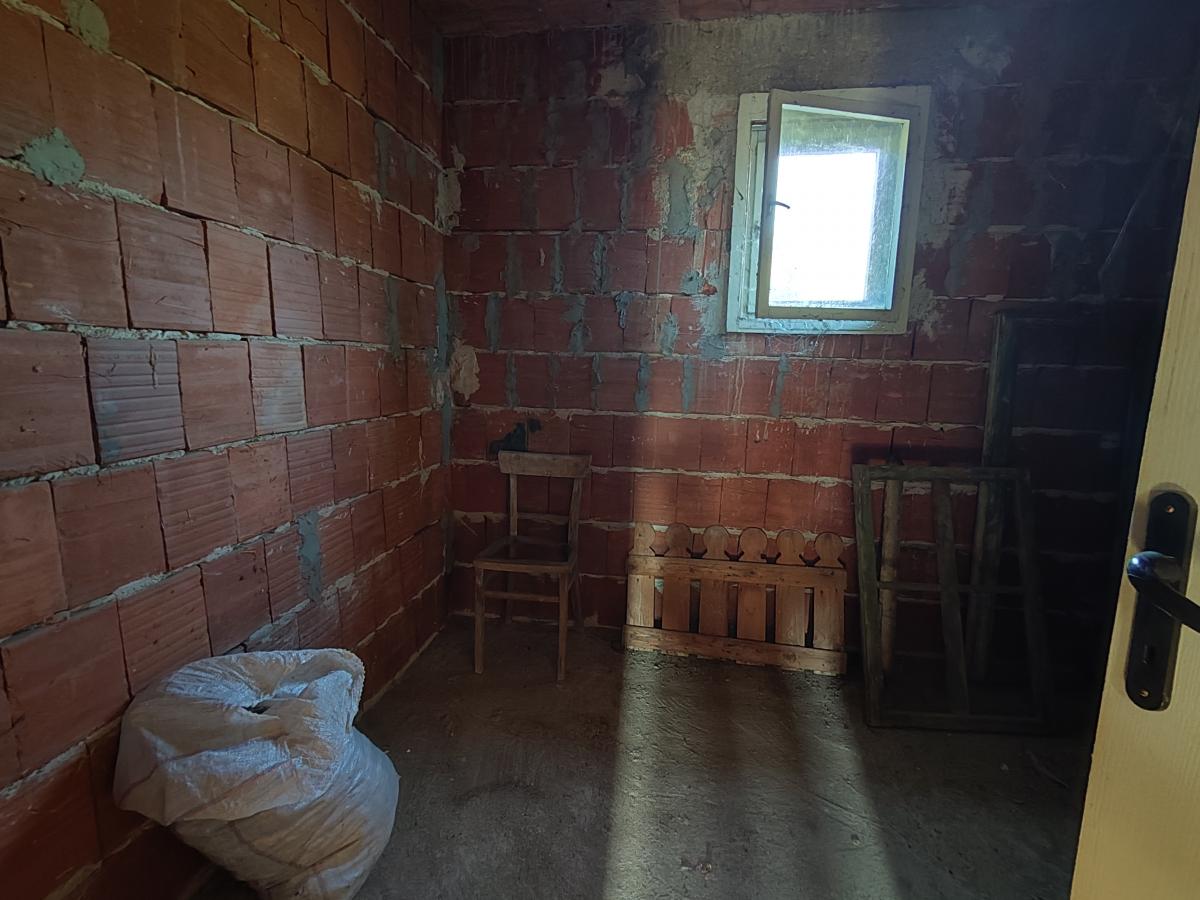 Novija,komforna kuća uz glavni put
