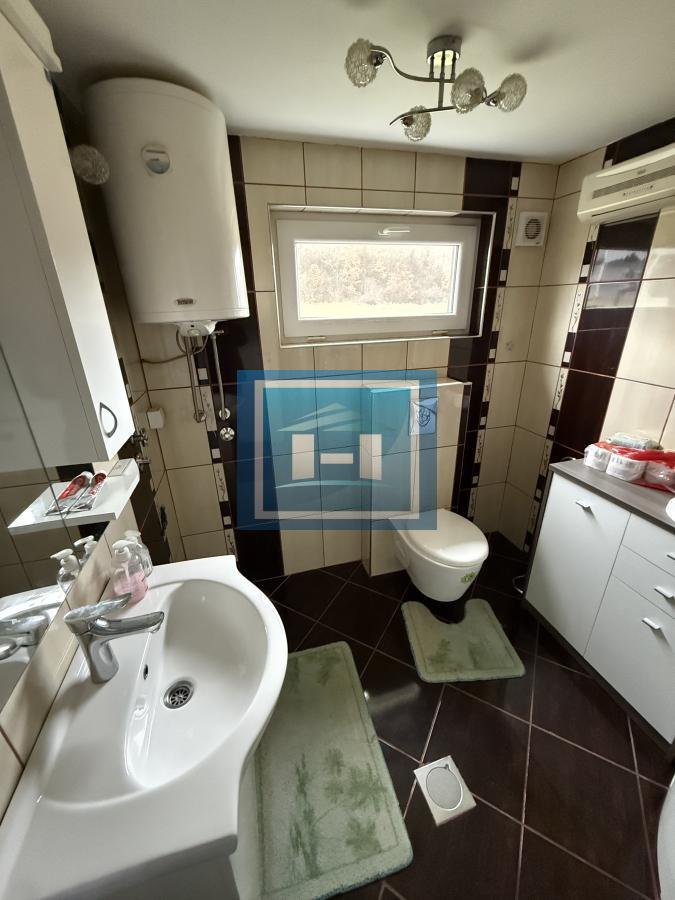 Dve kuće u Glavincima sa velikim imanjem -samo 8 km od grada