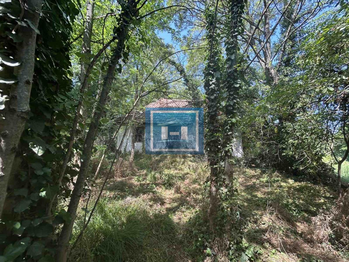 Plac za izgradnju kuće u Lapovu, na parceli stara kuća i započet objekat