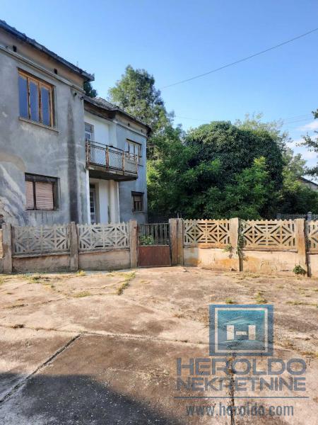Seosko domaćinstvo sa ekonomskim dvorištem