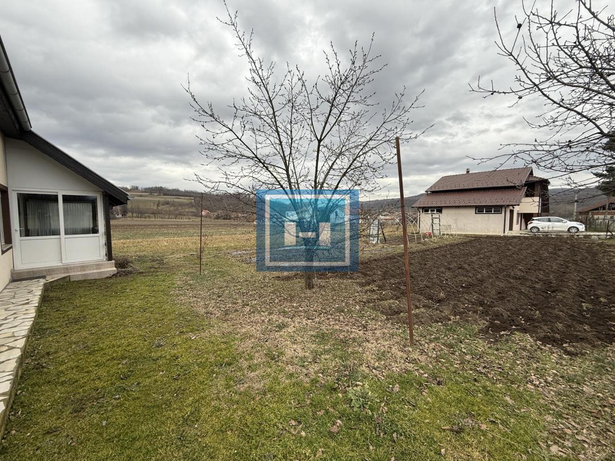 Dve kuće u Glavincima sa velikim imanjem -samo 8 km od grada