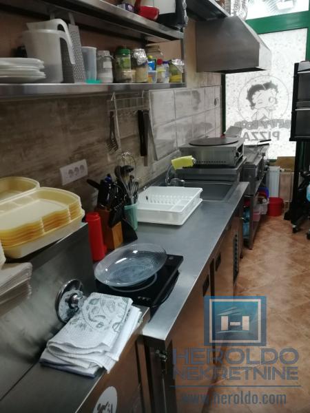 hitna prodaja dva spojena lokala povoljno  u centru grada!!!