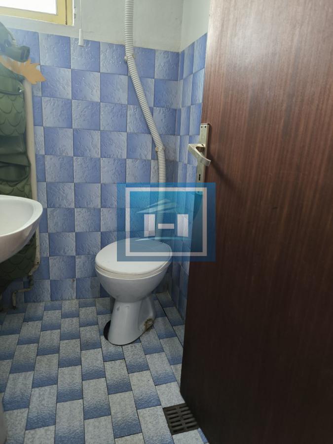 Na prodaju kuća – blizina bolnice, 350m² sa garažom za kamione od 80m²